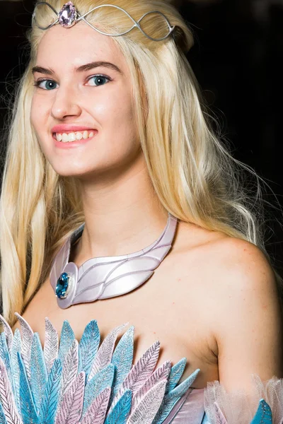 Güzel bir elbise giyen genç kadın cosplayer