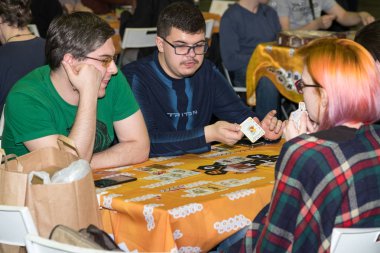 Gamefilmexpo Festivali'nde masa oyunu oynayanlar