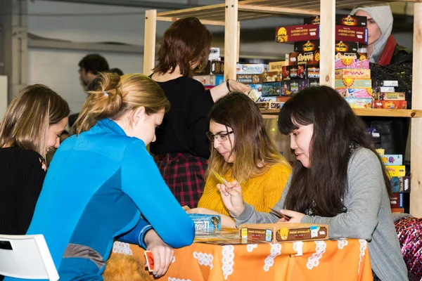 Folk som spiller bordspill på Gamefilmexpo-festivalen – stockfoto
