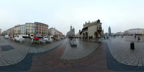 Mercado ferial de Navidad en la plaza principal en el centro del casco antiguo —  Fotos de Stock