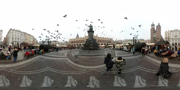 Mercado ferial de Navidad en la plaza principal en el centro del casco antiguo —  Fotos de Stock