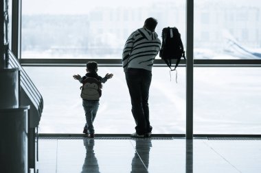 Havaalanında yolcu siluet