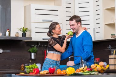 Genç çift mutfakta eğleniyor