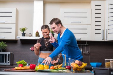 Genç çift mutfakta eğleniyor