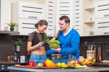 Genç çift mutfakta eğleniyor