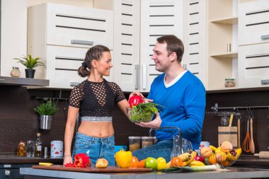 Genç çift mutfakta eğleniyor