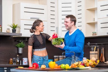 Genç çift mutfakta eğleniyor