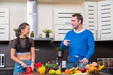 Genç çift mutfakta eğleniyor