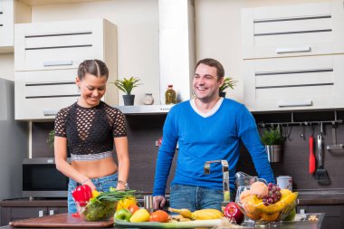 Genç çift mutfakta eğleniyor