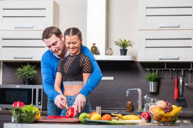 Genç çift mutfakta eğleniyor