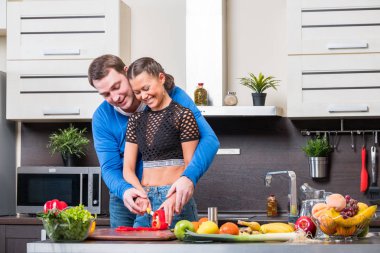 Genç çift mutfakta eğleniyor