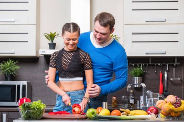 Genç çift mutfakta eğleniyor