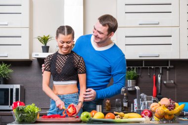 Genç çift mutfakta eğleniyor