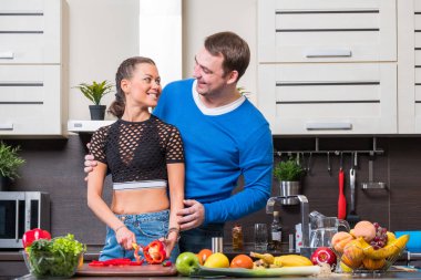 Genç çift mutfakta eğleniyor