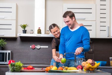 Genç çift mutfakta eğleniyor