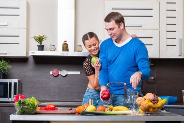 Genç çift mutfakta eğleniyor