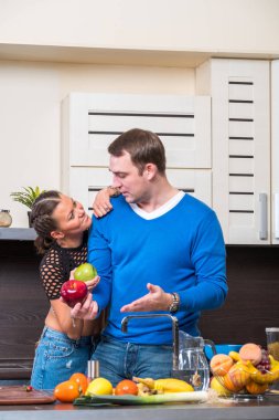 Genç çift mutfakta eğleniyor