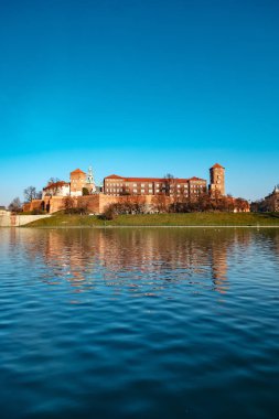 Vistula görülen ünlü Wawel Kalesi