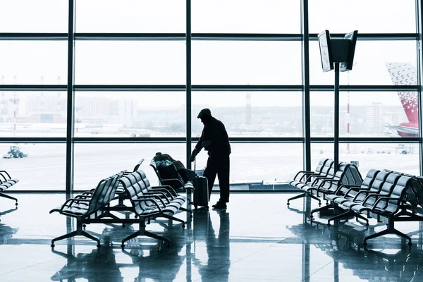 Silhouet van de passagier op de luchthaven — Stockfoto