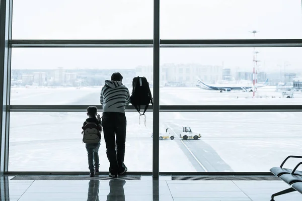 Silueta de pasajeros en el aeropuerto — Foto de Stock