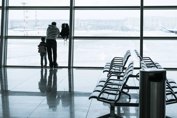 Silhueta de passageiros no aeroporto — Fotografia de Stock