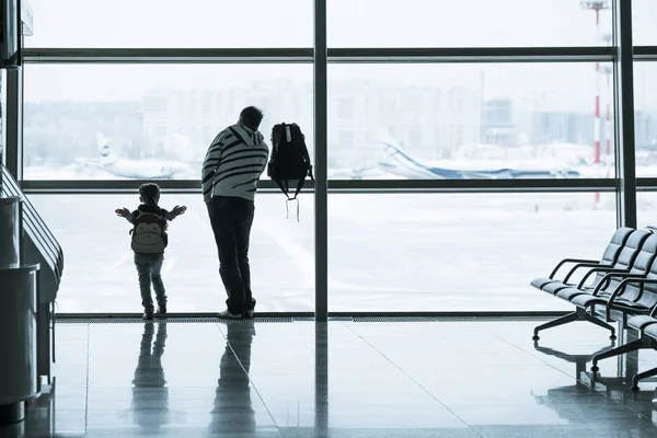 Silhouet van de passagier op de luchthaven — Stockfoto