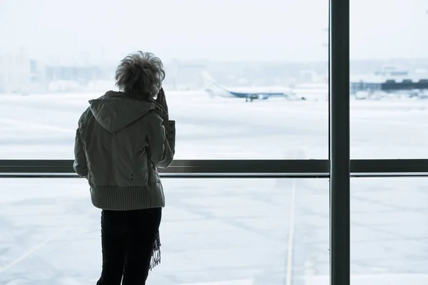 Passenger silhouette in the airport — Stock Photo, Image