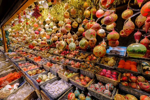 Weihnachtskugeln zum Verkauf auf dem Markt — Stockfoto