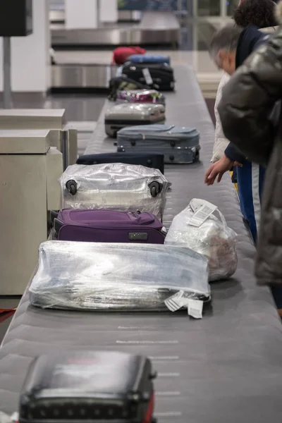 Gepäck am Karussell im Flughafen — Stockfoto