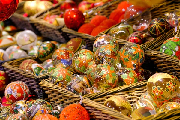 Kerstballen voor verkoop op de markt Rechtenvrije Stockafbeeldingen