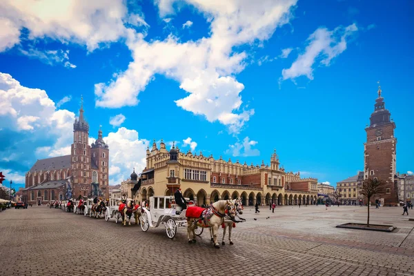 Yılında Krakow eski şehrin ana Meydanı — Stok fotoğraf
