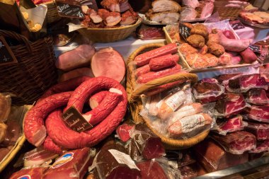 İnsanlar Noel pazarı eski şehrin ana Meydanı'nda ziyaret