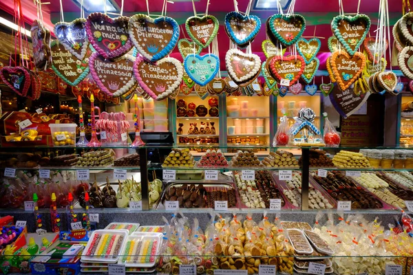 Gingerbreads and other sweets for sale at the Christmas fair — Stock Photo, Image