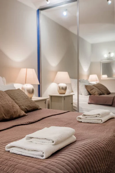 Wnętrze sypialnię w nowoczesnym hotelu — Zdjęcie stockowe