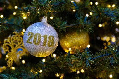 Ağaçta noel topları