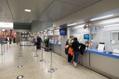 İnsanlar demiryolu bilet gişesi y bilet satın