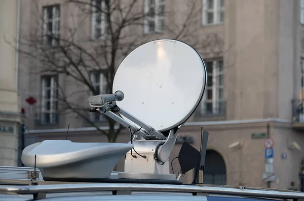 Satellitenschüssel auf dem Dach des Transporters — Stockfoto