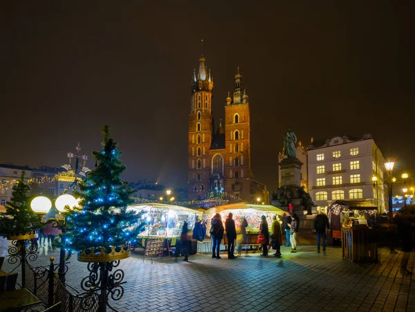 La gente visita el mercado de Navidad en la plaza principal de la ciudad vieja — Foto de Stock