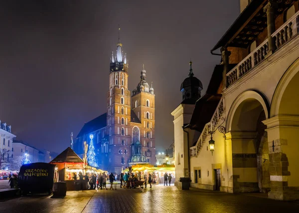 People visit Christmas market at main square in old city — Stock Photo, Image