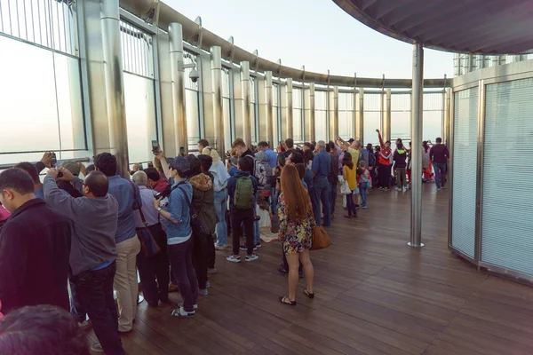 Turystów spełniają wschód słońca w obserwacyjnego na 125 piętrze Khalifa tower — Zdjęcie stockowe