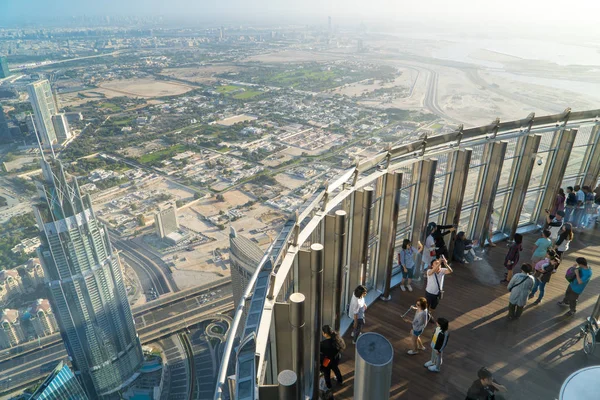 Turisté seznámit východ slunce na ochozu na podlaze 125 Khalifa tower — Stock fotografie