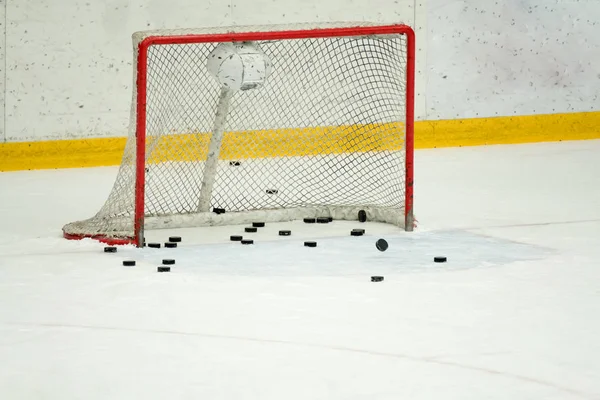 Många puckar i hockey grindarna. — Stockfoto