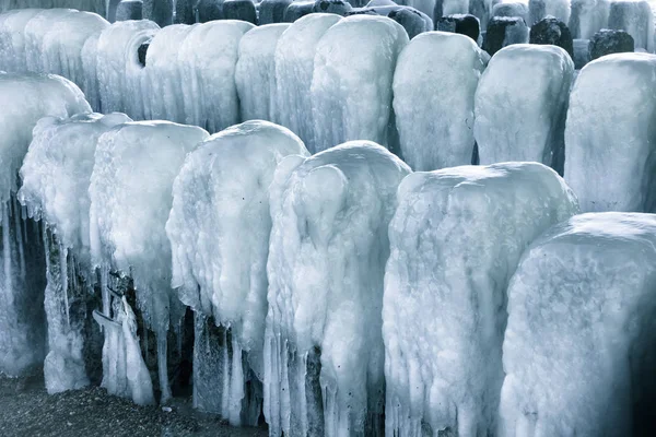 Bloques de hielo congelados en la playa — Foto de Stock