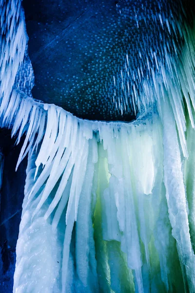 Çok keskin ve uzun buz sarkıtları — Stok fotoğraf