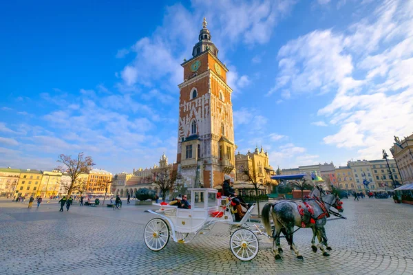 Vagnar för ridning turister på bakgrunden av rådhuset — Stockfoto