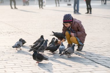 Kız Yaşı 6-8 yıl içinde eski şehrin ana Meydanı'nda güvercin besleme