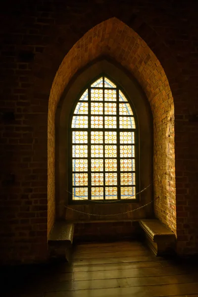 Vetrata nel castello medievale — Foto Stock