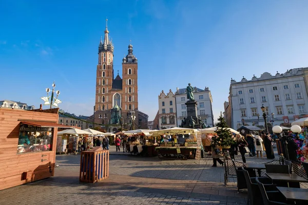 People visit Christmas market at main square in old city — Stock Photo, Image