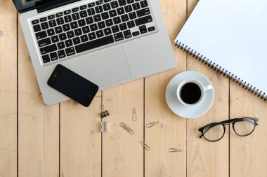 Çeşitli araçlar ve aksesuarları ile ahşap masa