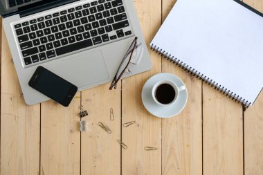 Çeşitli araçlar ve aksesuarları ile ahşap masa